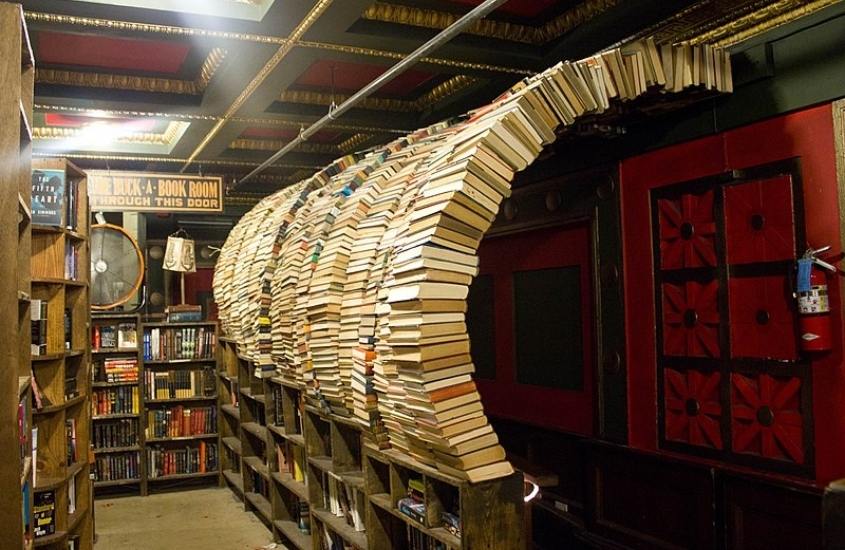 túnel formado por livros em salão de livraria, atrativo para quem busca o que fazer em los angeles no inverno