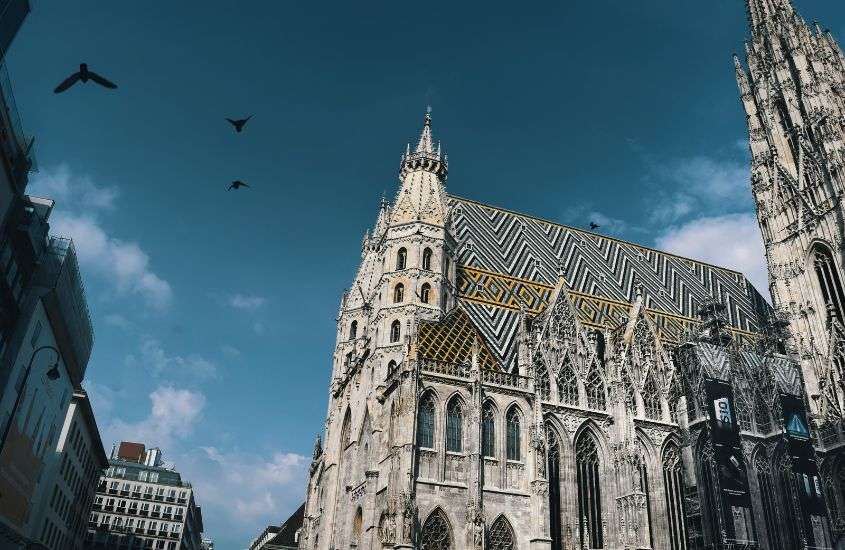 durante o dia, catedral em estilo gótico europeu sob o céu azul