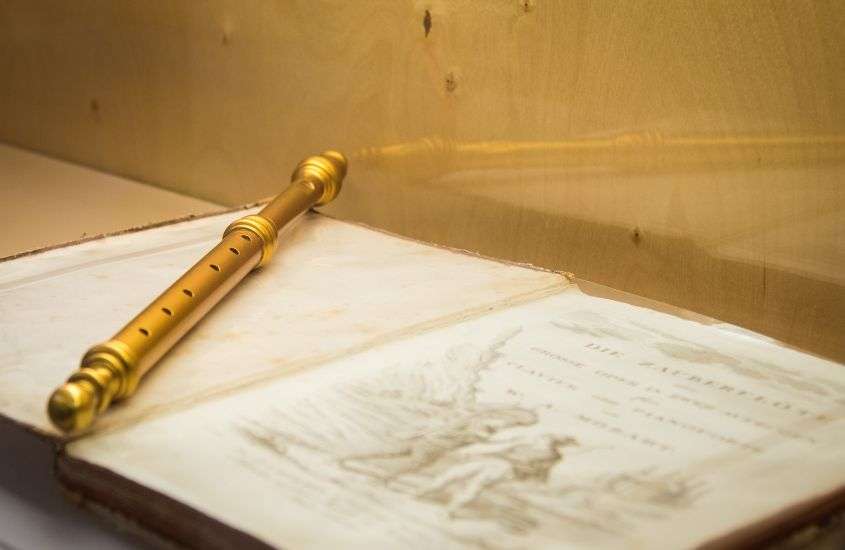 flauta dourada sobre livro em um dos museus em viena