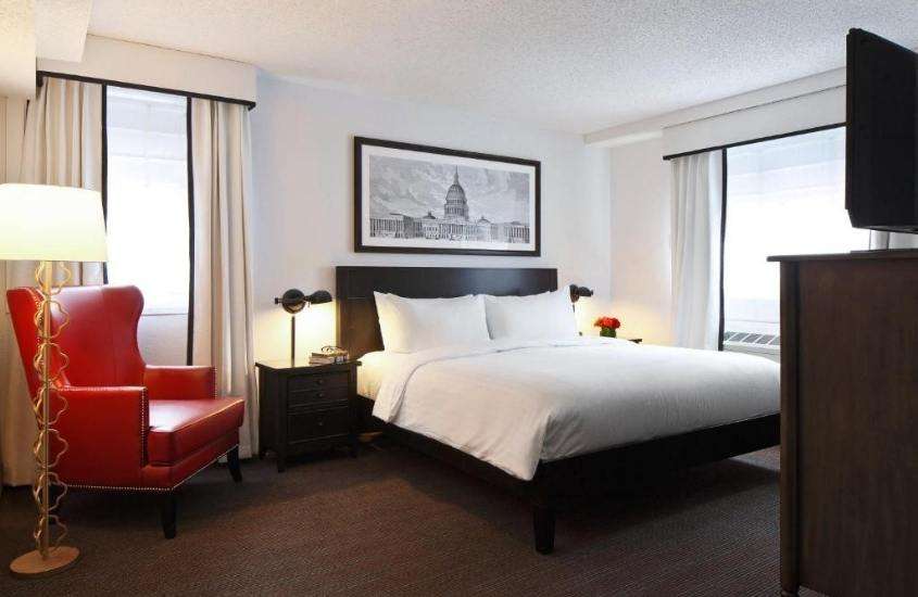 poltrona vermelha e cama de casal em suíte de um dos melhores hoteis em washington
