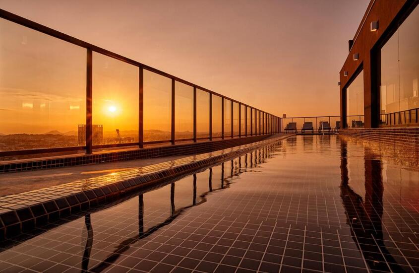 durante entardecer, piscina em cobertura de hotel no Rio de Janeiro com vista da cidade