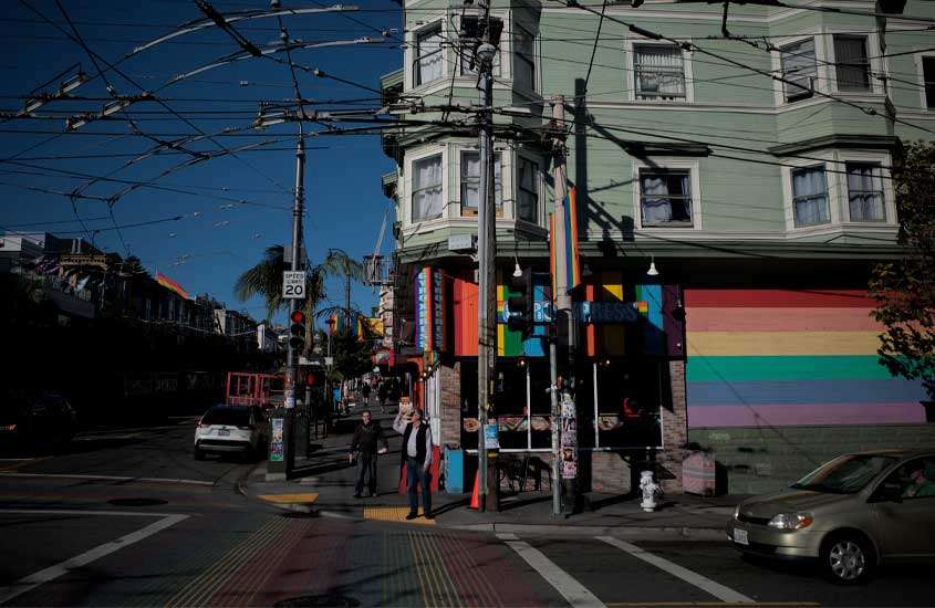 durante o dia, pessoas caminhando em rua de Castro