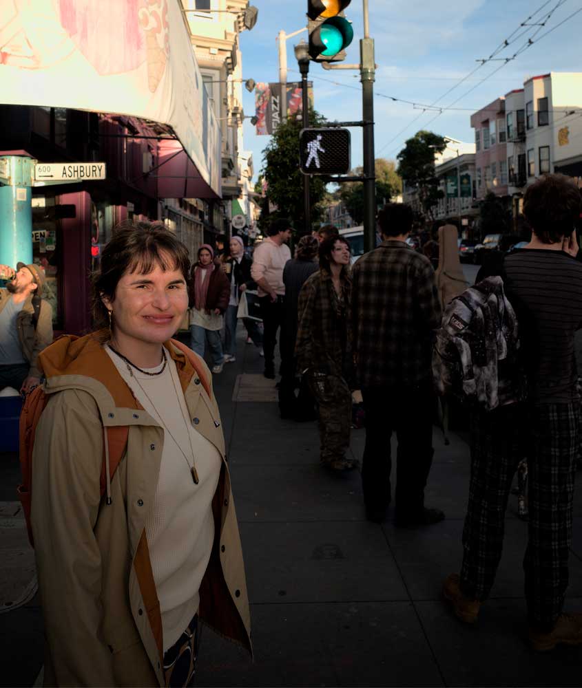 Em um final de tarde, Bárbara Rocha Alcantelado, criadora do blog melhores momentos da vida em uma da ruas movimentadas de San Francisco