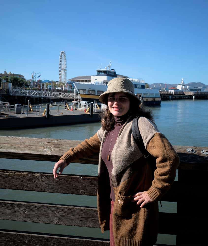 Em um dia de sol, Bárbara Rocha Alcantelado, criadora do blog melhores momentos da vida, no Pier 39