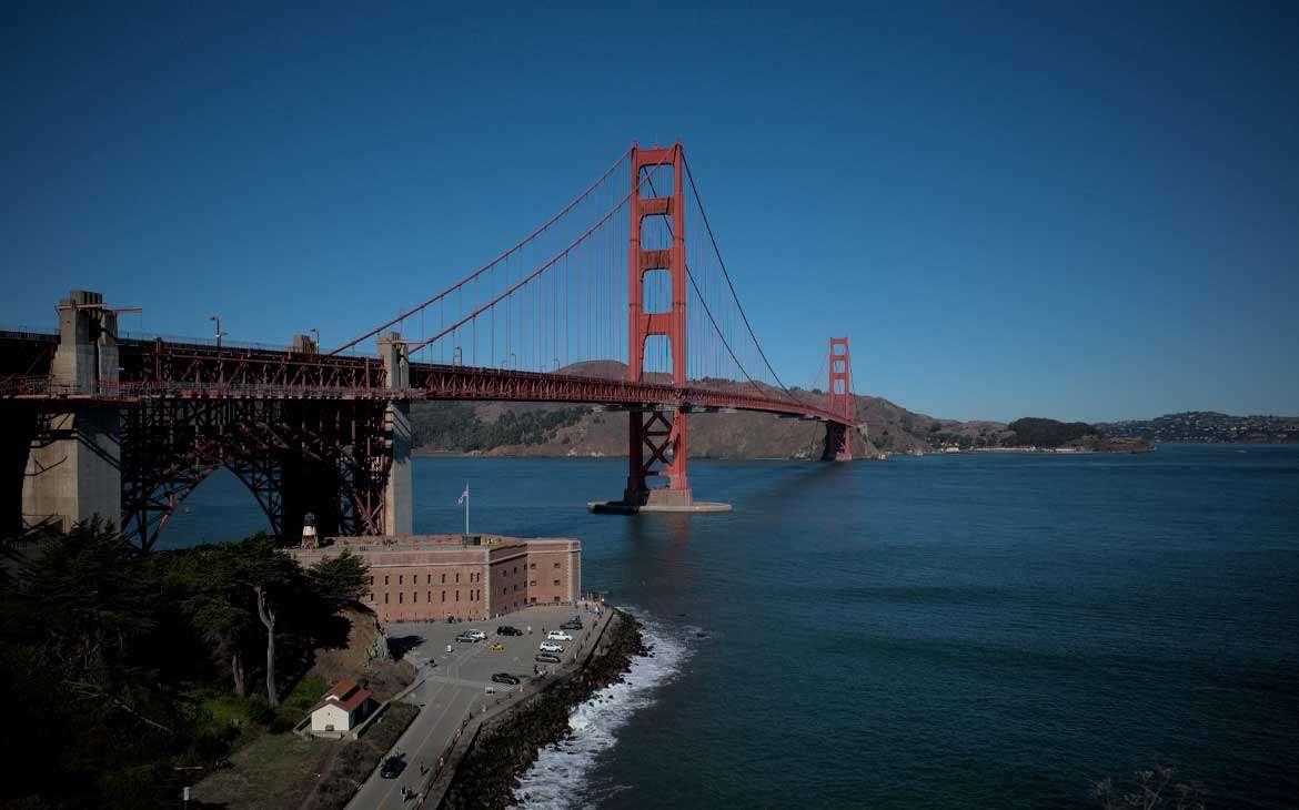 Durante um dia de sol, Golden Gate Bridge em São Francisco