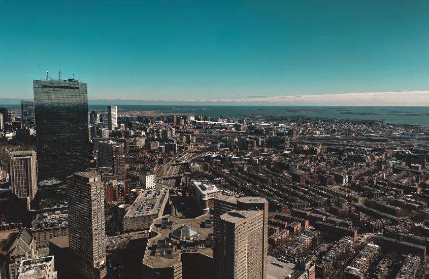 durante o dia, vista aérea de prédios e arranha-céus em boston eua