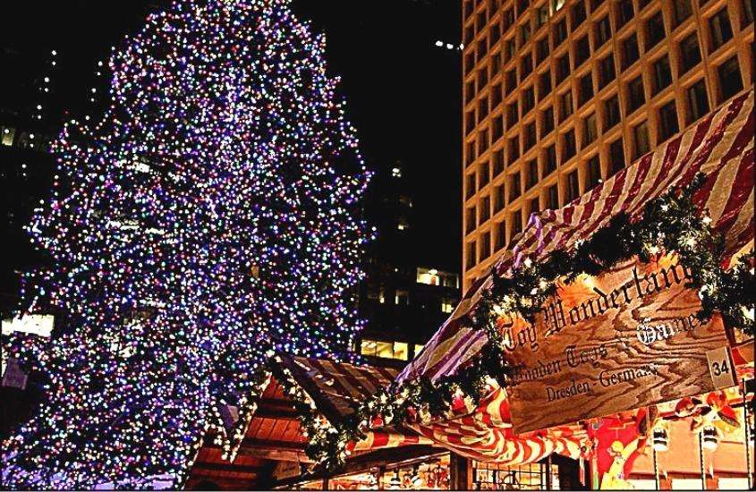 durante a noite árvore de natal iluminada em rua de chicago eua