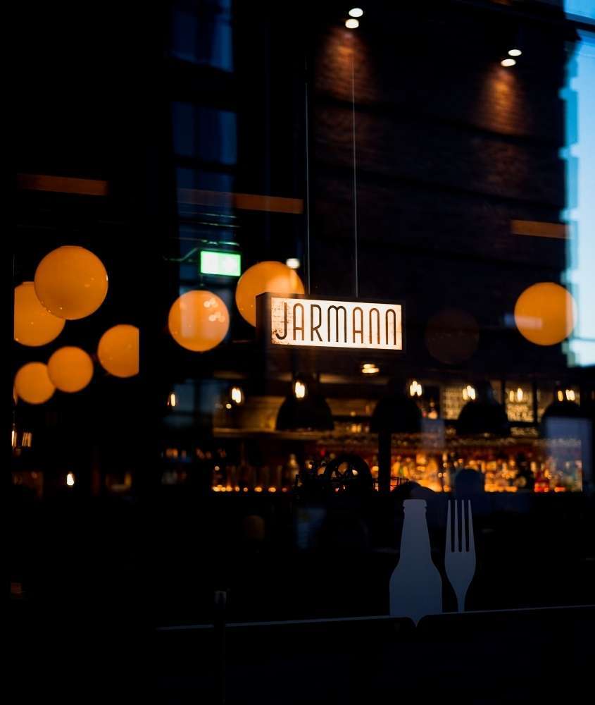 fechada de vidro de restaurante onde há escrito em branco e marrom ''jarmann''