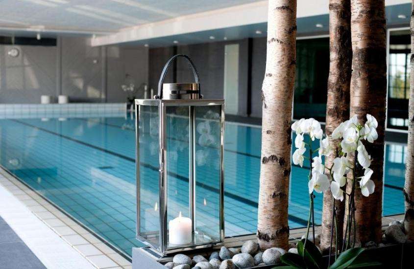 grande piscina em área de lazer coberta de um dos hotéis em oslo noruega