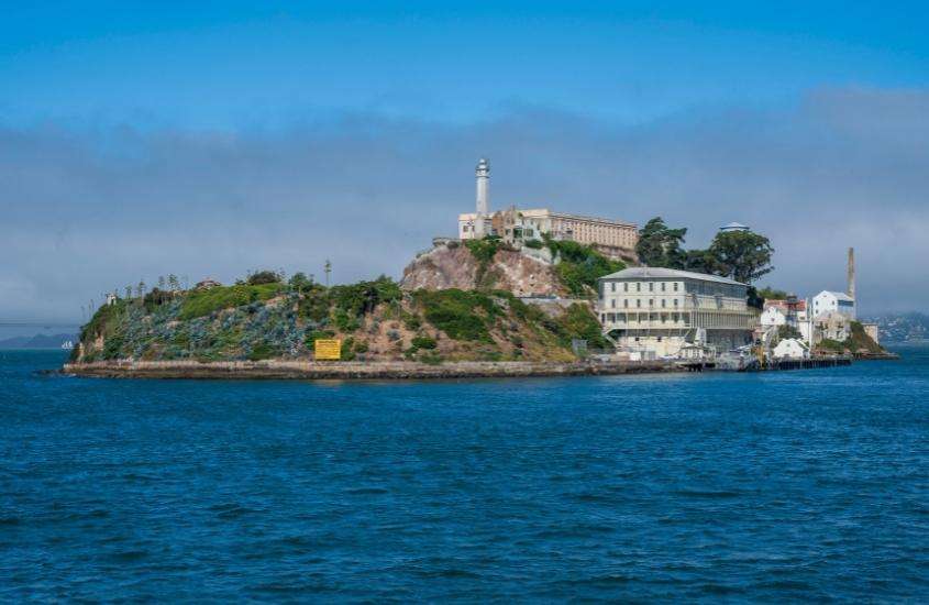 durante o dia, prédios em ilha de alcatraz, um dos pontos turísticos de são francisco