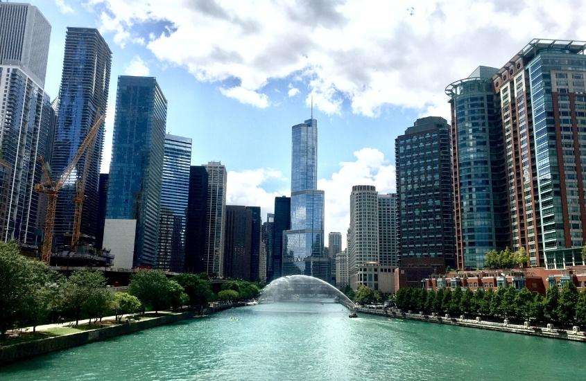 durante o dia, rio cercado por arranhas-céus em river north, lugar onde ficar em chicago