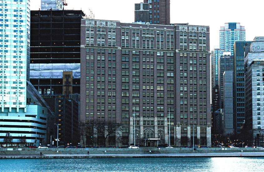 durante o dia, prédios e arranhas-céus em frente a lago em streetrville, um lugar onde se hospedar em chicago