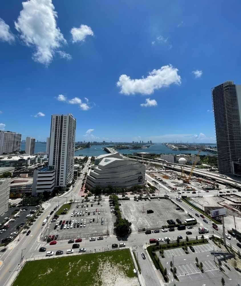 durante o dia, vista aérea de prédios à beira-mar em design district, um lugar onde se hospedar em miami