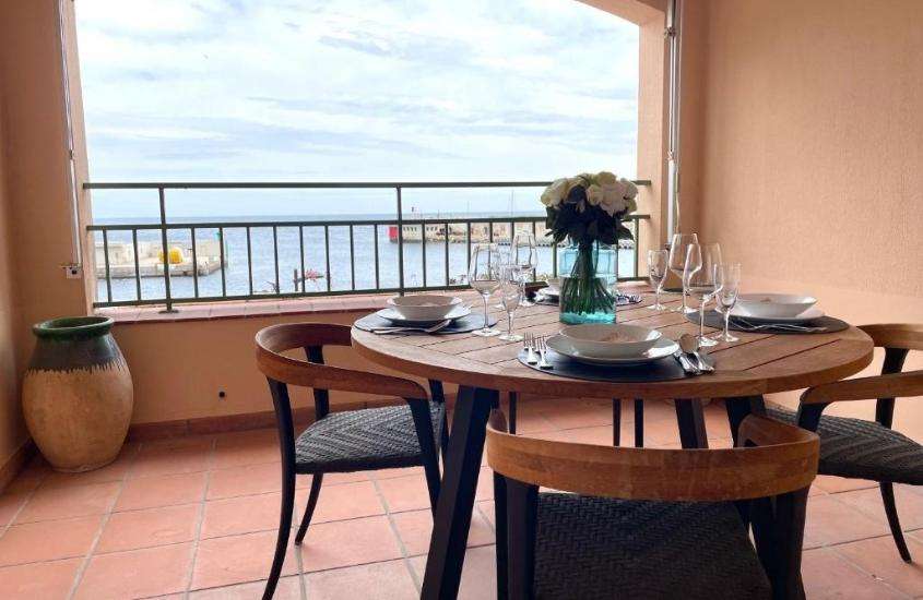 durante o dia, cadeiras ao redor de mesa redonda em varanda com vista de hotel em mônaco com vista para o mar