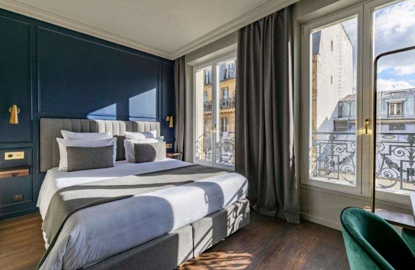 durante o dia, suíte de hotel em paris, onde há cama de casal, iluminada pelo sol