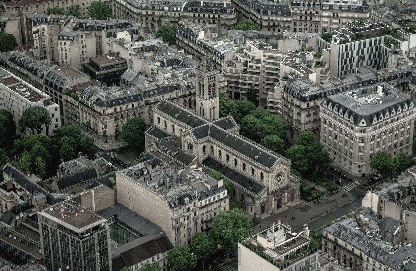 durante o dia, vista aérea de diversas construções cinzas em Montparnasse, um lugar onde ficar em paris frança