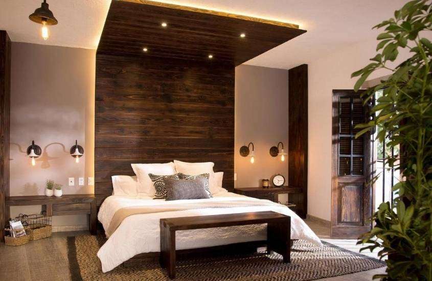 travesseiros e almofadas em cima de cama de casal em suíte de um hotel na cidade do méxico