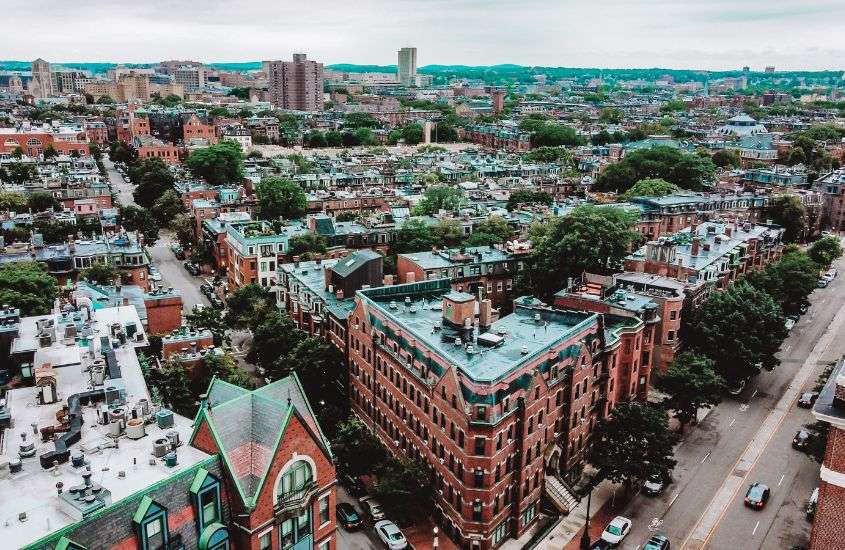 durante o dia, vista aérea de prédios com tijolos vermelhos em back bay, bairro onde ficar em boston