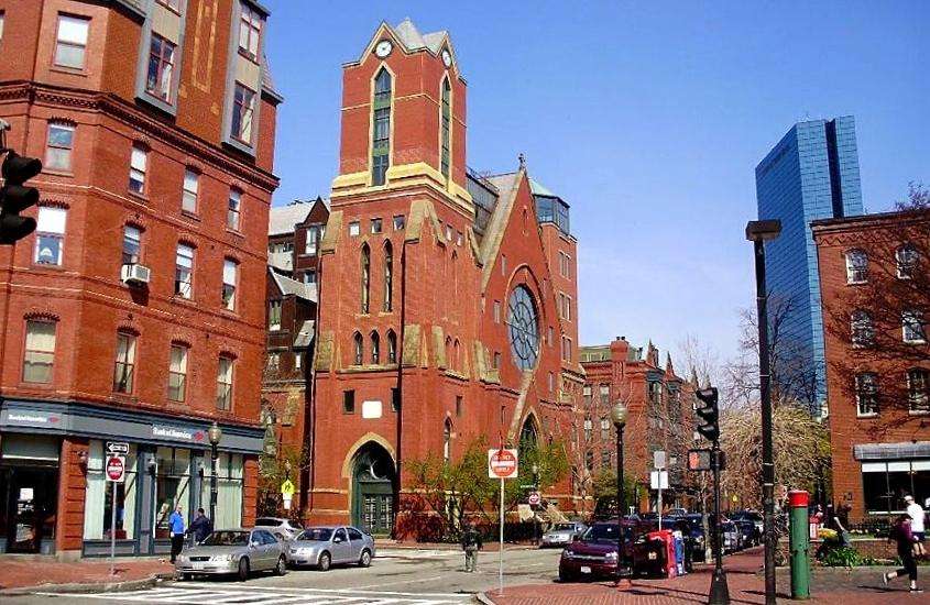 durante o dia, carros estacionados em frente a construções com tijolos vermelhos em south end, um lugar onde ficar em Boston eua