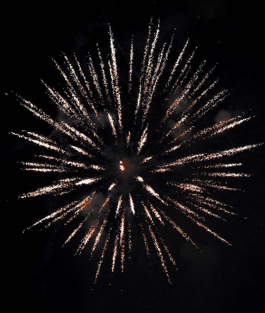 durante a noite, show de fogos de artifício em festa de ano novo em jericoacoara