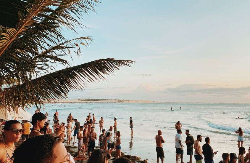 durante o dia, pessoas observando o mar em praia de Jericoacoara 2023