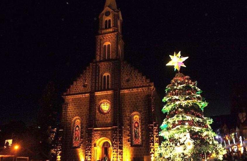 durante a noite, árvore de natal iluminada em frente a igreja em gramado