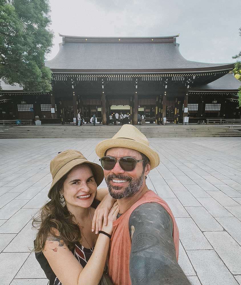 Em um dia nublado, Bárbara Rocha Alcantelado e Vagner Alcantelado, criadores do blog melhores momentos da vida, em frente ao Santuário Meiji