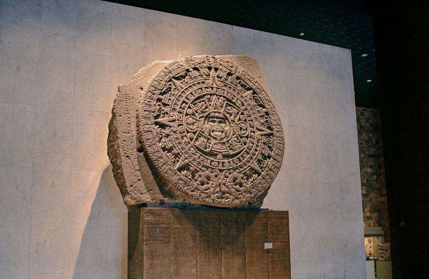 escultura asteca de pedra, exposta em museu de antropologia, lugar para visitar na viagem para cidade do méxico