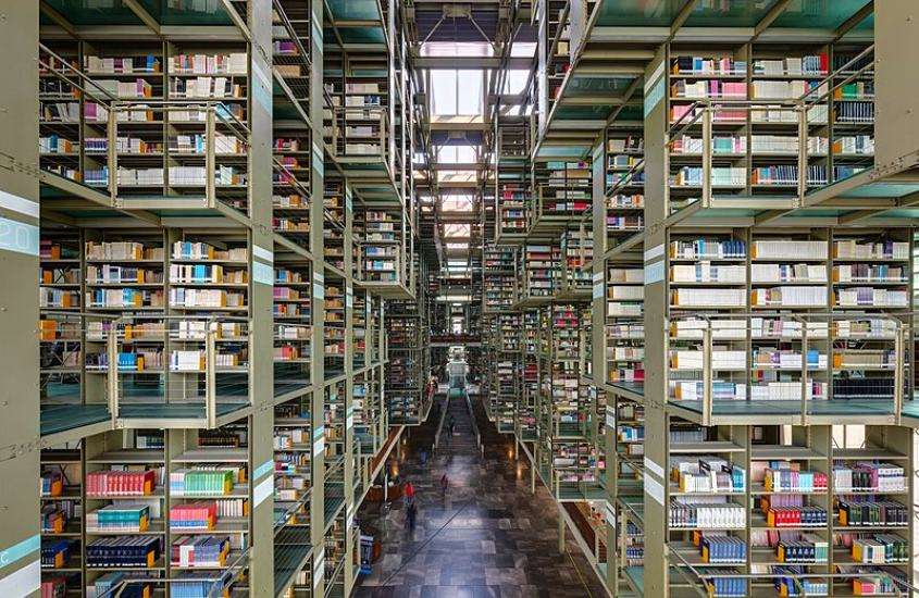 6 andares, cheios de prateleiras de livros em biblioteca, atrativo para quem busca o que fazer na cidade do méxico