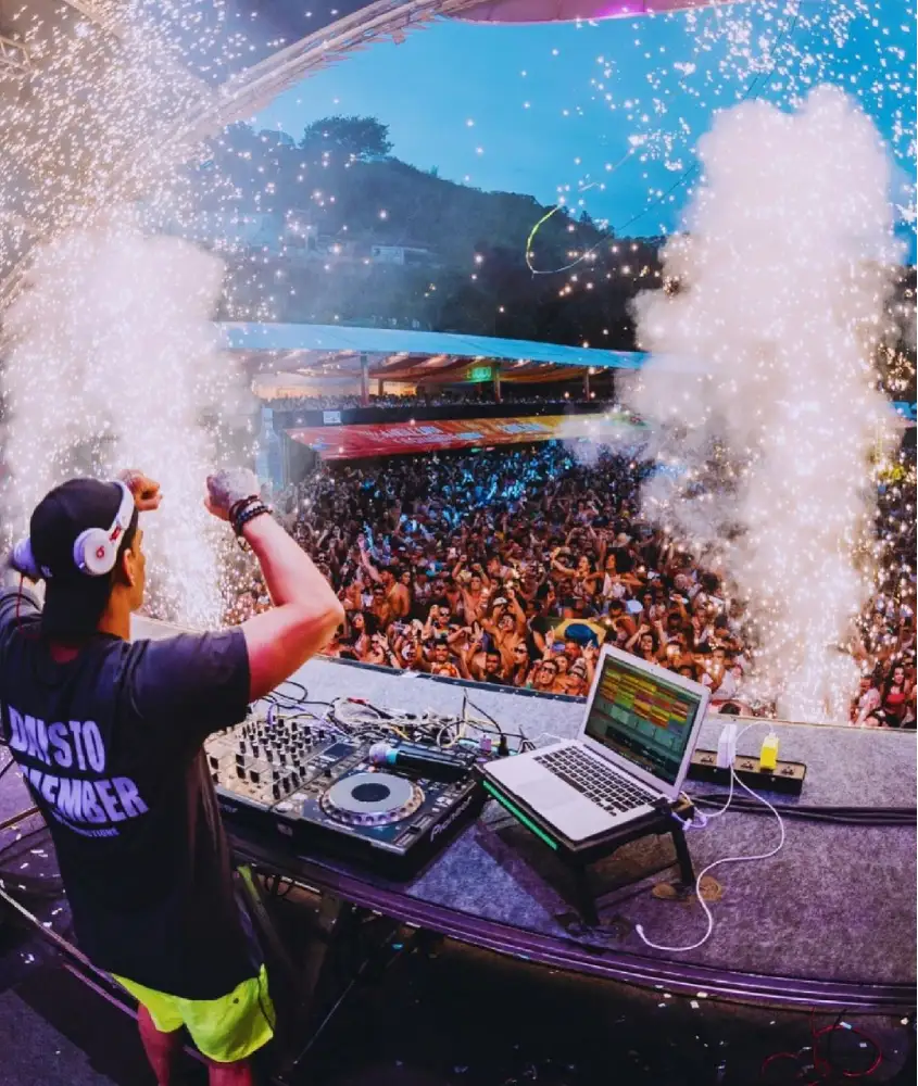 Dj agitando a plateia no Carnaval Ouro Preto com fumaça dos lados