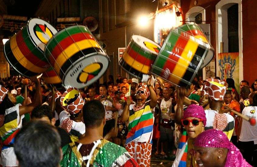 durante a noite, músicos do olodum tocando tambor em bloco de carnaval