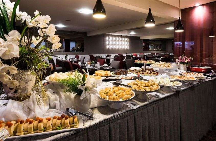 pães, bolos e doces servidos em buffet de café da manhã em restaurante de hotel em balneário Camboriú