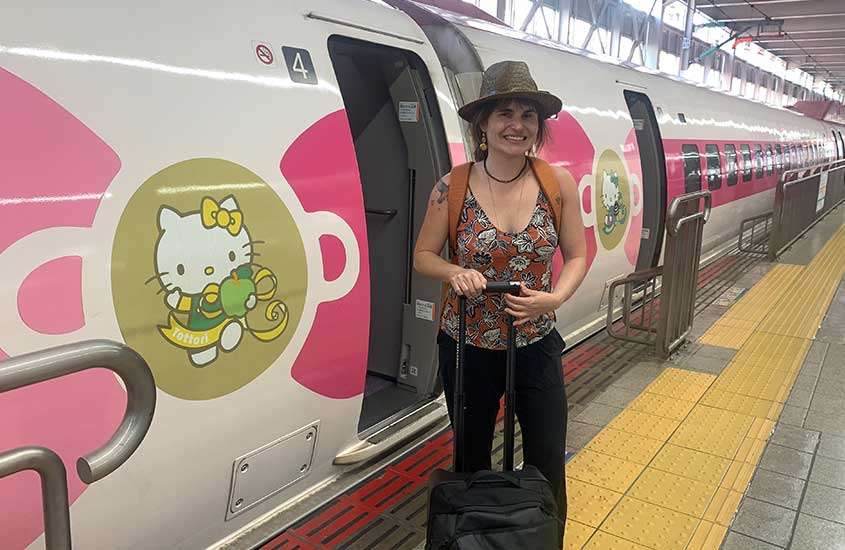 Bárbara Rocha Alcantelado, em fente ao trem bala no Japão
