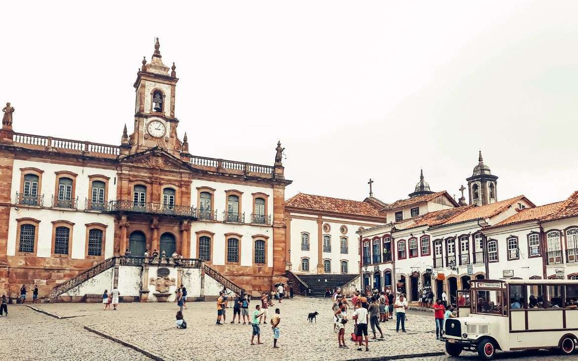 Carnaval Ouro Preto 2025: melhores festas, blocos e hotéis!