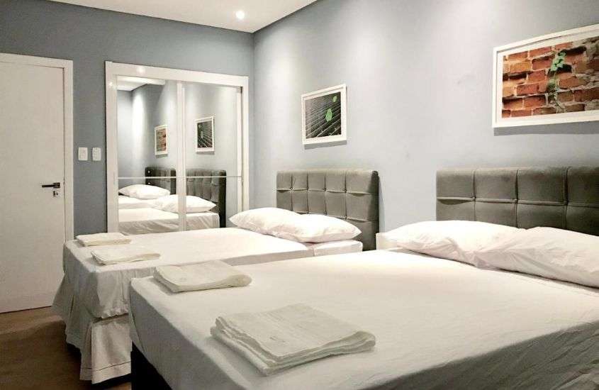 duas camas de casal em suíte de apartamento para passar o carnaval são paulo 2023