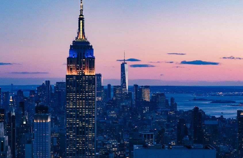 durante entardecer, vista aérea de prédios e arranha-céus em nova york