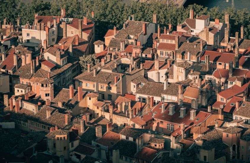 durante o dia, vista aérea de árvores ao redor de diversas casas em vieux, um dos bairros de lyon