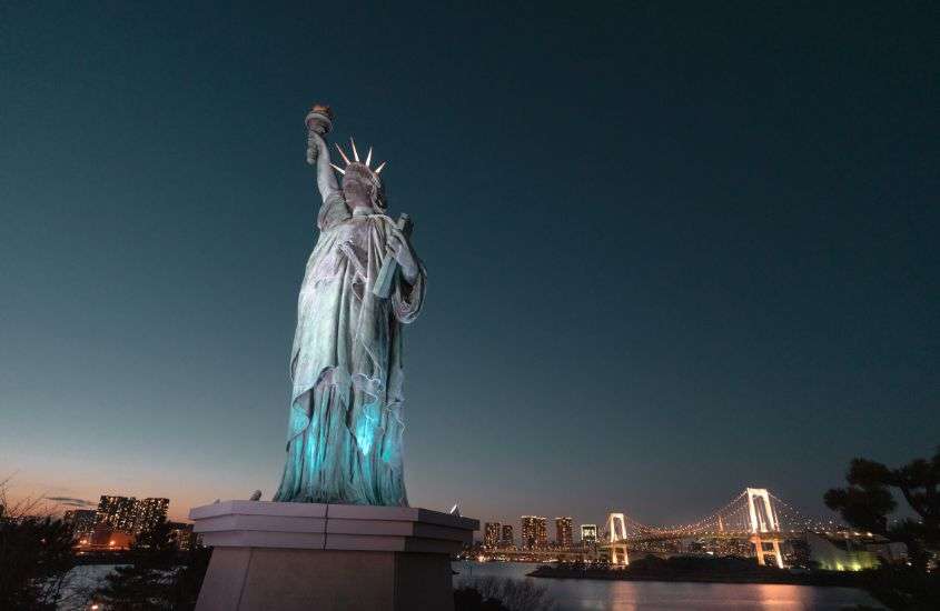 durante a noite, estátua da liberdade na baía de tokyo