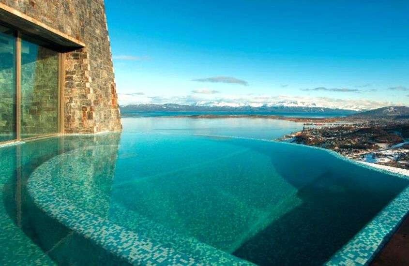 durante o dia, piscina ao ar livre com borda infinita e vista para o mar e montanhas