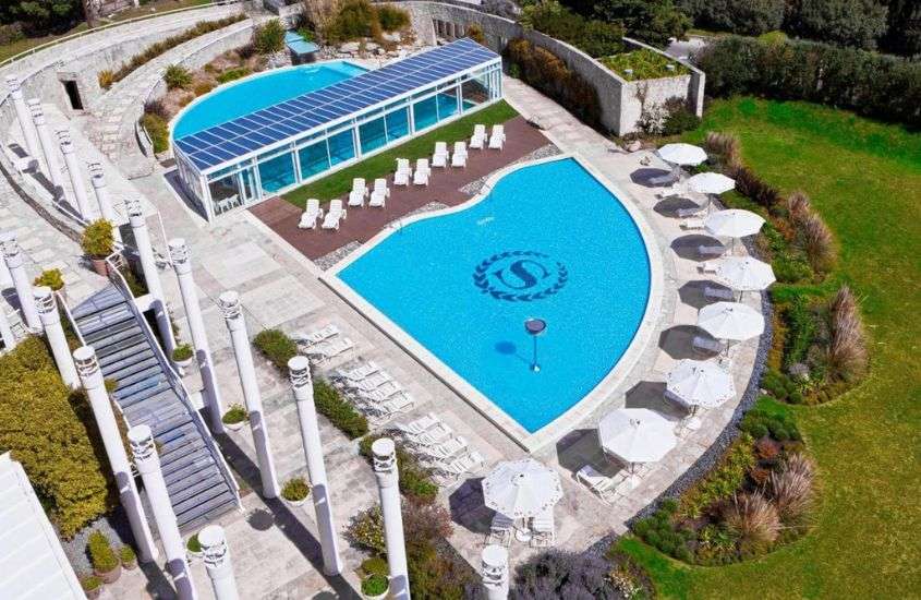 Sheraton Mar Del Plata Hotel durante o dia, vista aérea de espreguiçadeiras e guarda-sóis ao redor de piscina