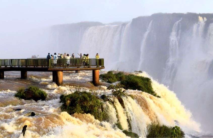 durante o dia, pessoas em passarela observando quedas d'água de Cataratas do Iguaçu