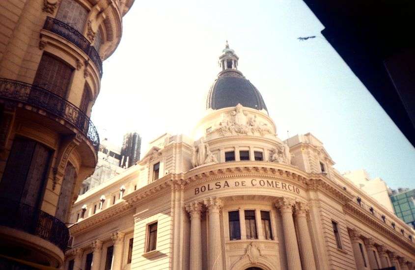 durante o dia, construção branca com cúpula preta em rua de Córdoba, uma das cidades na argentina para conhecer