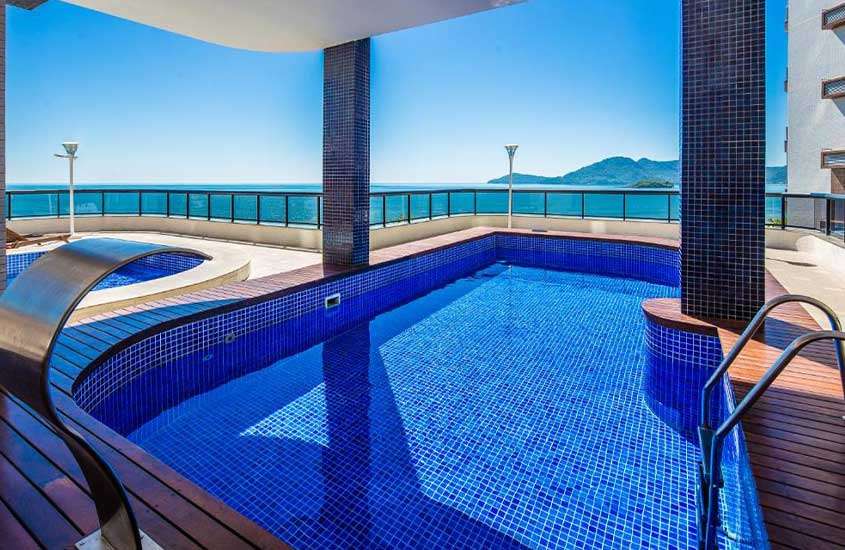 durante um dia ensolarado, piscina em cobertura coberta de hotel em balneário com vista para o mar