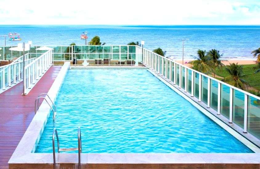 durante o dia, piscina com vista para o mar em cobertura de hotel para réveillon em joão pessoa com vista para o mar