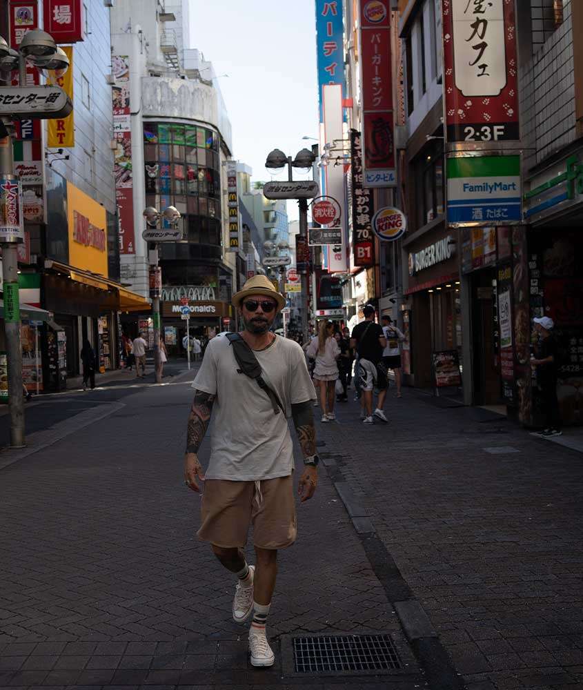 Em um dia nublado, Vagner Alcantelado, criador do blog melhores momentos da vida, andando pelas rua do Japão