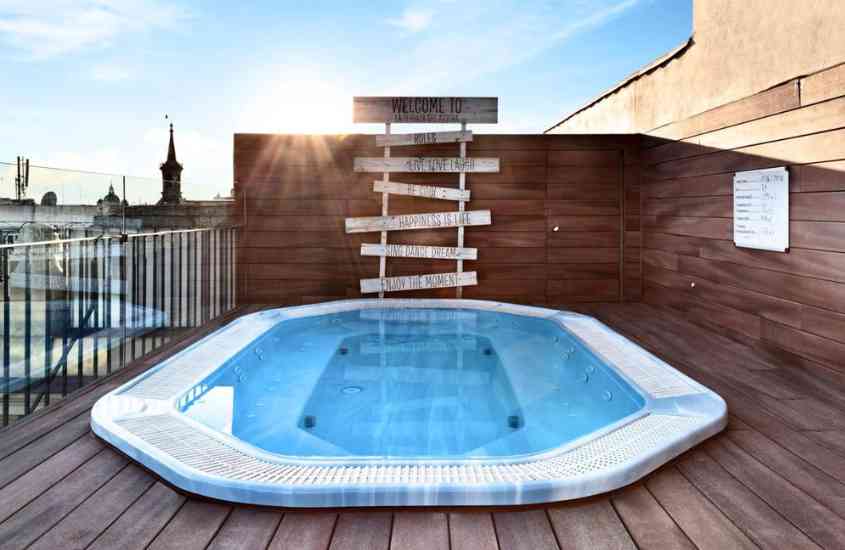 durante o dia, pequena piscina em deck de madeira em terraço de um dos hotéis em madri