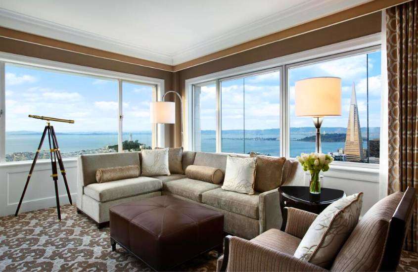 durante o dia, poltrona, sofá e telescópio em suíte de hotel em san francisco com vista para o mar