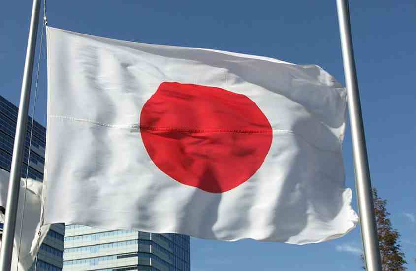 bandeira branca, com disco vermelho no meio, hasteada em cidade japonesa na espanha