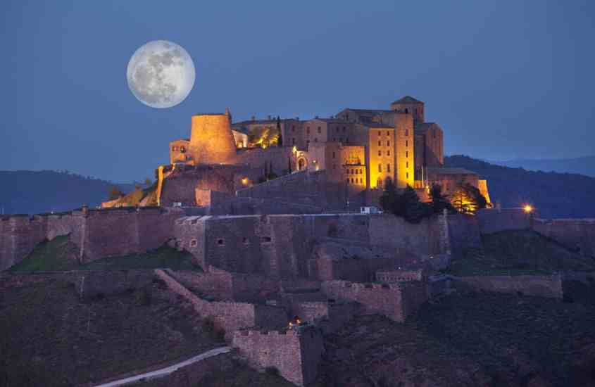 durante a noite, castelo medieval sob lua cheia