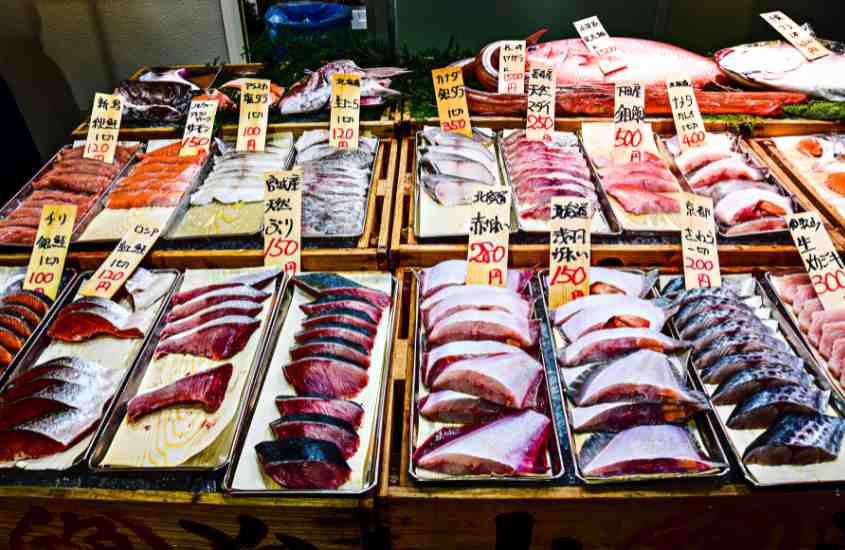 diversos peixes expostos para venda em mercado que de acordo com curiosidades do japão já foi o maior do mundo